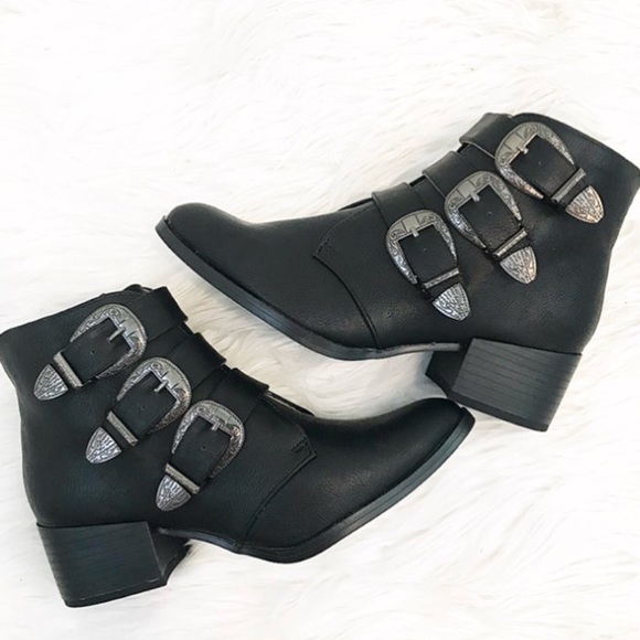 Shoes - Black buckle booties